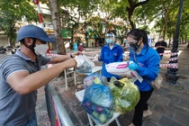 “Shipper áo xanh” đội nắng mang hàng tận nhà người dân khu phong toả