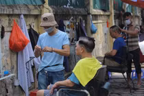 Bất chấp nắng nóng 40 độ C, người dân đổ xô đi cắt tóc ngày đầu HN nới lỏng