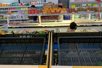 Siêu thị Hà Nội “cháy hàng” thịt cá, rau củ... người dân xếp hàng dài thanh toán 