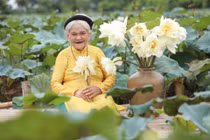 Cụ bà 90 tuổi nhuộm răng đen chụp ảnh sen cười tỏa nắng ai nhìn cũng "trầm trồ"