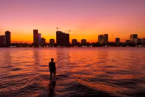 Giới trẻ đổ xô đi ngắm hoàng hôn cực phẩm ở Hồ Tây