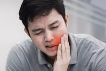 Chàng trai 24 tuổi hóa trẻ con chỉ vì 3 chiếc răng thối