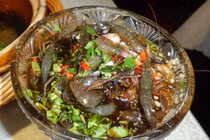 Tôm say rượu - món ăn kinh dị bị phản đối vì “thất đức“