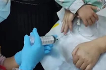 Bé trai cắn nhiệt kế, nuốt thủy ngân và tác hại rợn người 