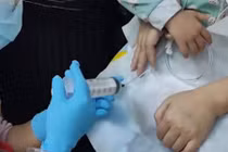 Bé trai cắn nhiệt kế, nuốt thủy ngân và tác hại rợn người 