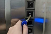 Muôn kiểu ấn nút thang máy độc đáo trong mùa dịch Covid-19