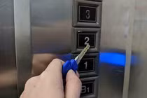 Muôn kiểu ấn nút thang máy độc đáo trong mùa dịch Covid-19