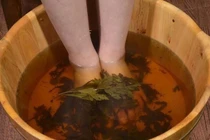 Kinh ngạc điều xảy ra khi bạn ngâm chân bằng nước ngải cứu