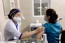 Hỏi đáp vắc xin COVID-19: Tiêm Moderna mũi 1, Vero Cell mũi 2 có xung đột?