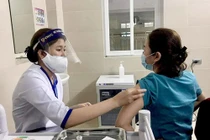 Hỏi đáp vắc xin COVID-19: Tiêm Moderna mũi 1, Vero Cell mũi 2 có xung đột?