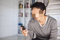 Giúp vợ tìm điện thoại, chồng sốc nặng khi phát hiện sự thật 