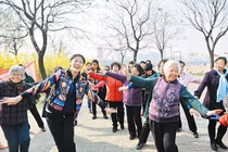 Đòi lấy chồng trẻ, mẹ 67 tuổi khiến con trai “phát điên” và sự thật