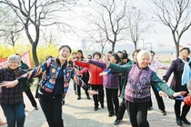 Đòi lấy chồng trẻ, mẹ 67 tuổi khiến con trai “phát điên” và sự thật