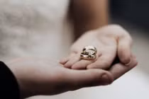 Bạn trai thú nhận ân ái chị dâu tương lai, cô gái sốc nặng