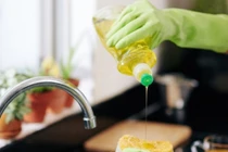 Dùng nước rửa bát gội đầu, cô gái khiến bác sĩ hoảng sợ