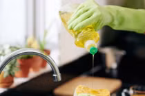 Dùng nước rửa bát gội đầu, cô gái khiến bác sĩ hoảng sợ