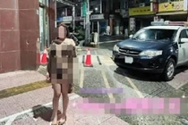 Khỏa thân chụp ảnh trước đồn cảnh sát, cô gái gặp họa