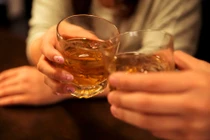 Say rượu, cô gái tình một đêm với anh trai bạn thân...kết đắng