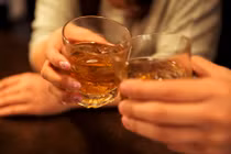 Say rượu, cô gái tình một đêm với anh trai bạn thân...kết đắng