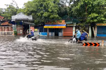 Cửa ngõ sân bay Tân Sơn Nhất ngập lênh láng sau mưa lớn
