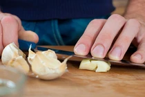 Ăn tỏi tăng đề kháng mỗi ngày, người đàn ông ung thư vì...