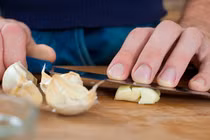 Ăn tỏi tăng đề kháng mỗi ngày, người đàn ông ung thư vì...