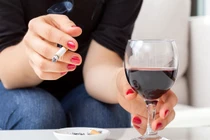 Đang uống rượu thì con khóc, mẹ làm điều kinh hoàng