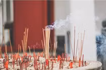 Ung thư phổi vì tuần nào cũng thắp hương kiểu này