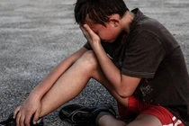 Mẹ đơn thân hành hạ con trai dã man gây phẫn nộ