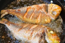 Thêm một bước này khi chiên đảm bảo da cá không bao giờ dính chảo