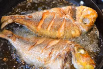 Thêm một bước này khi chiên đảm bảo da cá không bao giờ dính chảo