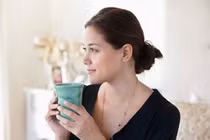 Thức dậy buổi sáng, uống nước ấm ngang với uống vi khuẩn vào người?