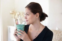 Thức dậy buổi sáng, uống nước ấm ngang với uống vi khuẩn vào người?