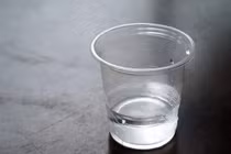 Những loại cốc này dùng uống nước chẳng khác nào tự đầu độc