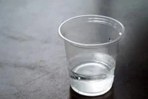 Những loại cốc này dùng uống nước chẳng khác nào tự đầu độc