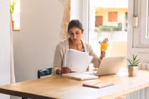 Được nghỉ ở nhà phòng dịch, nhân viên văn phòng kêu trời vì quá mệt mỏi