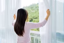 Sợ COVID-19 lây qua không khí khi mở cửa: Chuyên gia nói gì?