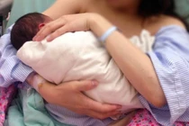 Đòi sinh mổ cho con dâu theo tử vi, mẹ chồng bị mắng té tát 