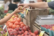 18 tuổi vẫn cần ôm mẹ ngủ, chàng trai gặp chuyện ai cũng choáng 