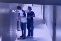 Bắt quả tang nữ hiệu trưởng ngoại tình với chồng bạn thân