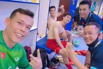 Tấn Trường livestream, Đình Trọng khoe được tặng đồ ăn khi cách ly 