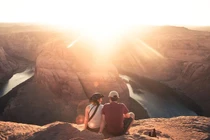 Chồng đột nhiên chăm leo núi, vợ theo dõi phát hiện chuyện động trời