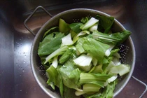 Rửa rau bằng muối ngang với ngâm thuốc sâu? Sự thật giật mình