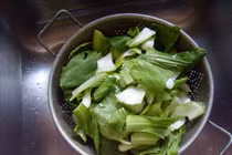 Rửa rau bằng muối ngang với ngâm thuốc sâu? Sự thật giật mình