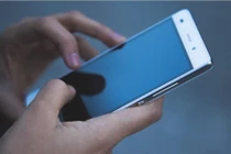 Dỗ con bằng điện thoại, cha mẹ đang khiến con thụt lùi IQ