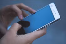 Dỗ con bằng điện thoại, cha mẹ đang khiến con thụt lùi IQ