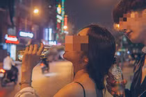 Uống rượu với bạn trai cũ, cô gái gặp họa