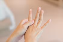 Ngón tay có 5 dấu hiệu này, bệnh nặng không đùa 