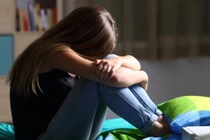 Chơi trò kinh dị của người lớn, bé 11 tuổi gặp nạn ghê người