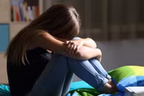 Chơi trò kinh dị của người lớn, bé 11 tuổi gặp nạn ghê người